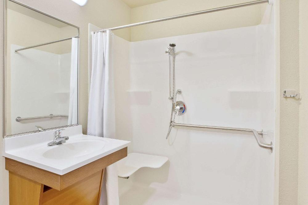 Queen Suite with Roll-In Shower - Accessible/Non-Smoking interior